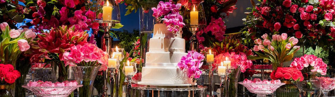 free-photo-of-fleurs-table-fete-gateau
